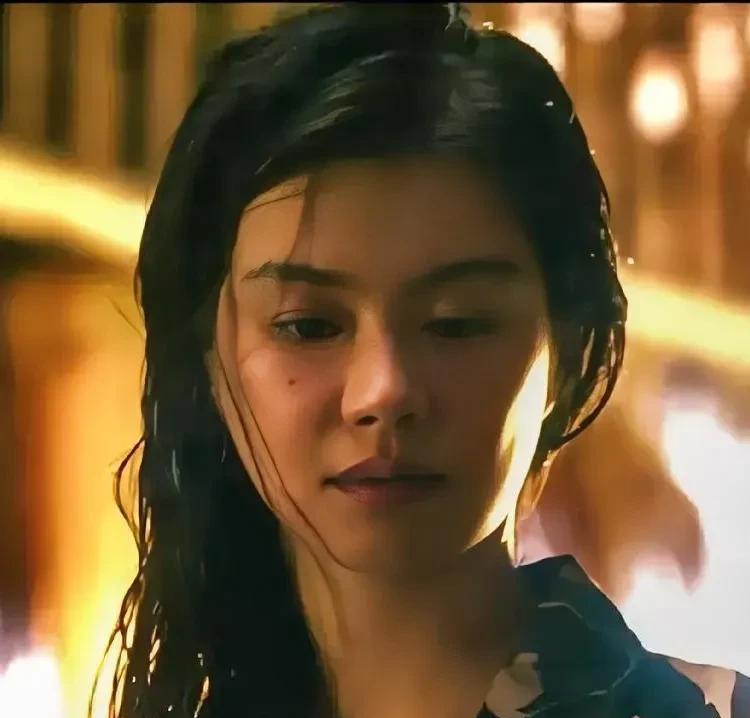 《扫毒风暴》
天呐，
卢少骅的三个女人，是不是都数她最漂亮！
这个女人就是卢少骅
