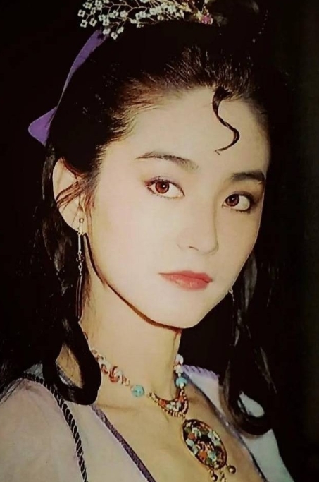 1990年，36岁的林青霞第一次见到失散多年的姐姐林莉，两人相拥而泣。当时，姐姐