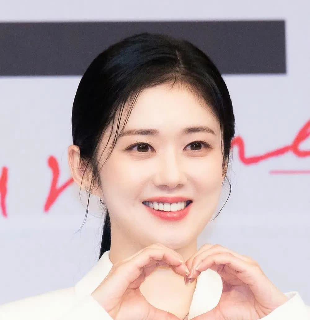 张娜拉 白色西装出席活动 岁月不败美人[月亮][彩虹]