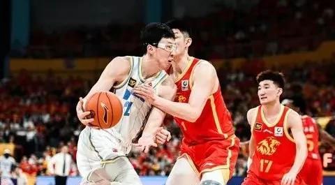 CBA一人可改变一支球队命运，目前只有一个半人
这一个半人是:周琦，半个人是胡金