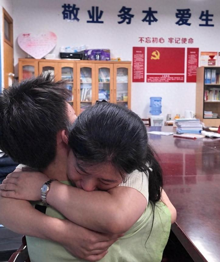太励志了！长沙，男生高考669分与母亲激动相拥！原来，他高二生病休学一学期，坚持