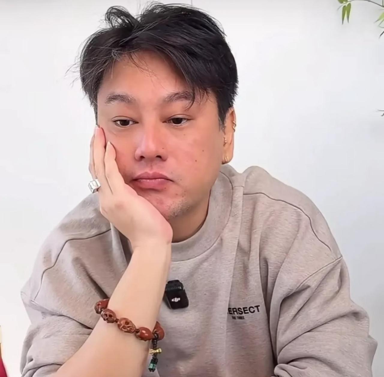 终于有点理解朱孝天了，
不是因为他情商太低，
也不是因为他太拧巴才说跟大家不熟，