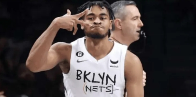 同年进NBA，一个榜眼，一个首轮末。一个四年享受无限开火权，一个从替补打起，到场