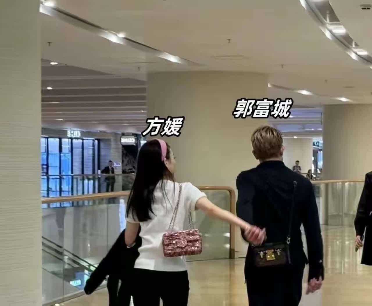 郭富城方媛逛街被偶遇，男方身高只有165 ，两人手挽手逛街…