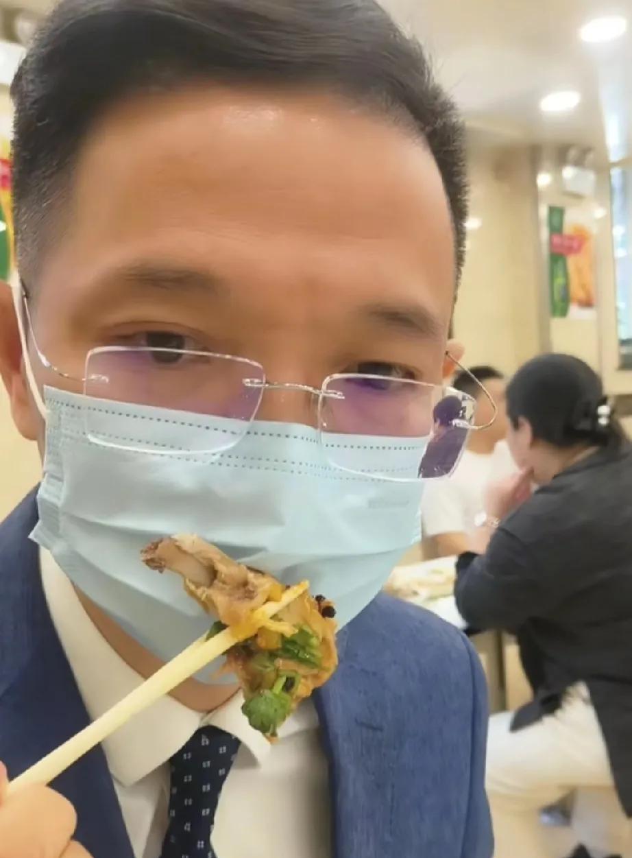 口罩背后的秘密曝光
原来真的有玄机。
这就是盯大锤不同意摘口罩的原因。
李老师在