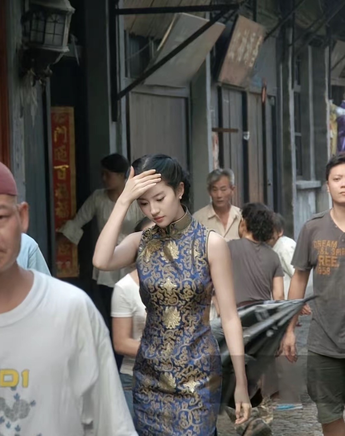 再看刘亦菲多年前的街拍还是很惊艳，只有大美女才能怎么拍都好看，至于普通人只能千方