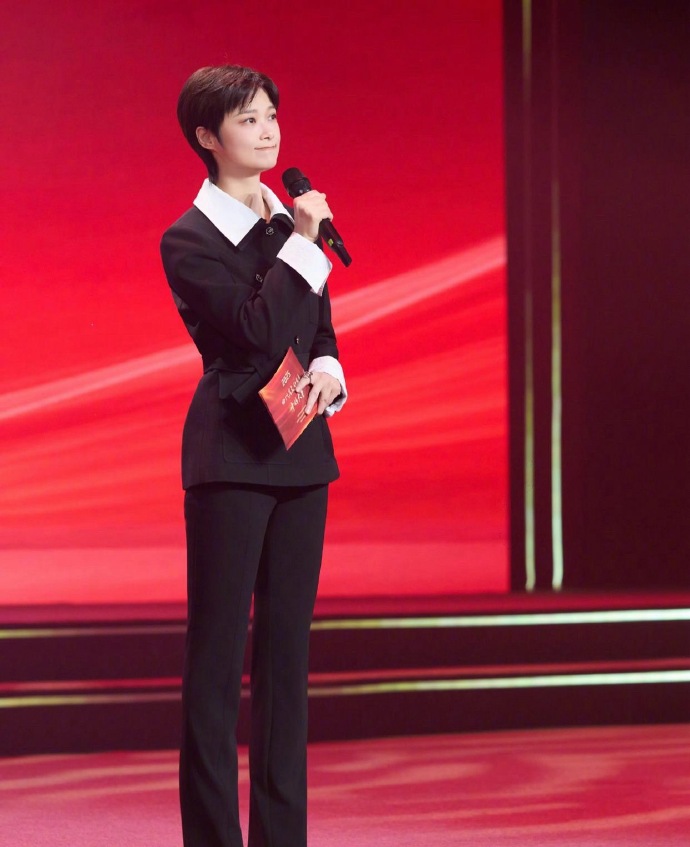 这次李宇春穿得超正式，黑白西装都穿得这么漂亮，腿好评。 ​​​