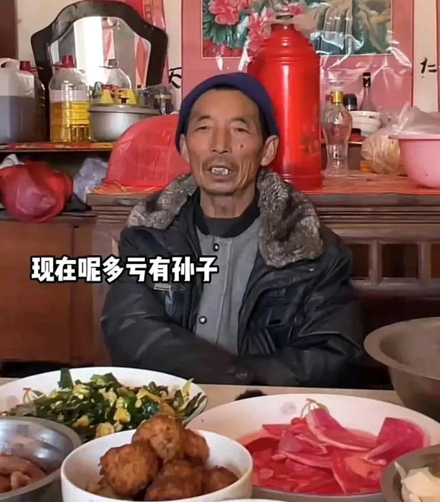 儿子意外去世，悲痛的父亲仿佛失去了灵魂。  



突如其来的噩耗，让这位早年丧
