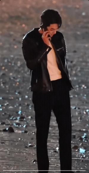 这不是韩廷吗？在海边漫步的韩廷哟!这身行头是韩廷失恋后穿的!他是不是在想纪星呢？