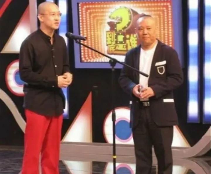 2010年，曹云金离开德云社前，和师父郭德纲同台演出时的一幕，如今再也不会看到两