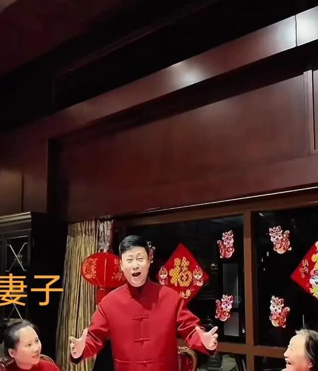 耿为华很喜欢和亲人在一起，经常回家乡和家乡的亲人围坐在一起就餐，丰盛的菜肴摆满眼