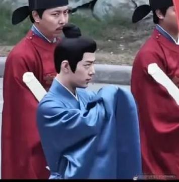 没看见藏海穿这件，也没看见瞄他的小胡子大人