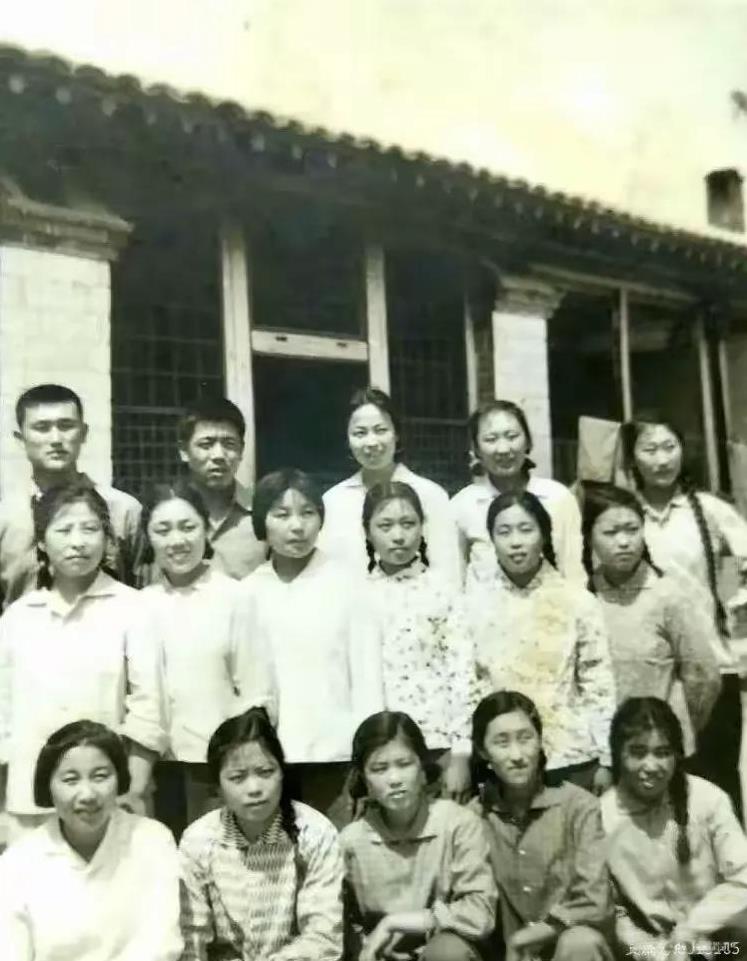 【老照片】1968年，唐山女中插队在河北迁安县赵店子公社三港湾大队的知青。在那个