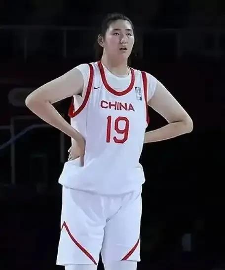 中国女篮复兴有望，中国女篮巨无霸张子宇横空出世，昨晚“女版姚明”震撼赛场，把波黑