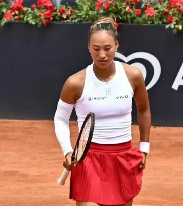 郑钦文与世界排名前5交手战绩如下[玫瑰]

1，与萨巴伦卡交手6次：0胜6负
2