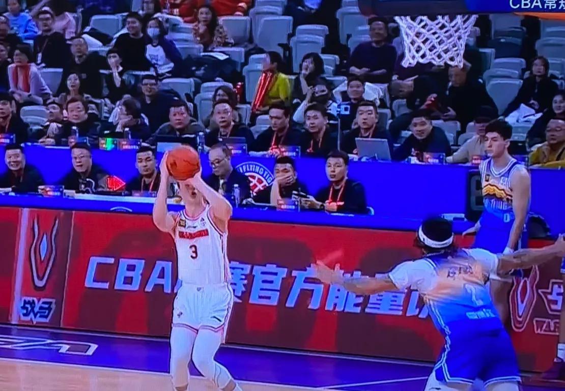 广东队完全具备冲冠的实力，有伯克和库克，又有徐杰和胡明轩。伯克表现好的时候库克没