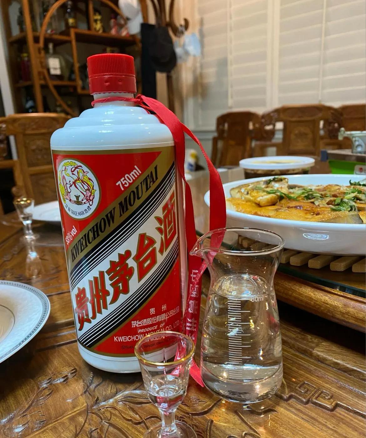 在目前的市场氛围下，未来白酒的销售整体前景较为乐观，但仍面临一些挑战。
随着经济
