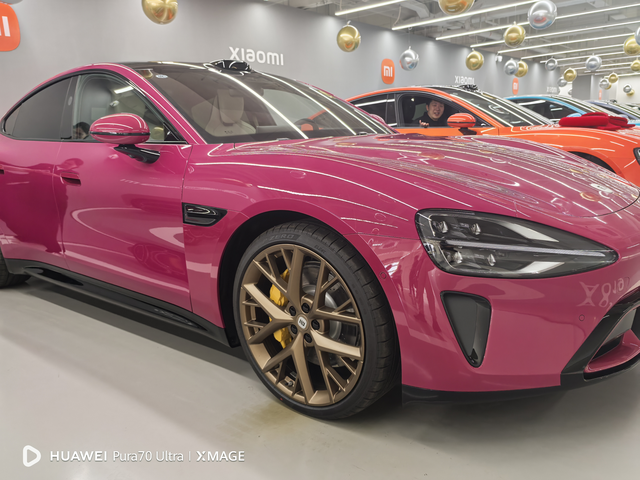 金色轮毂璀璨杨红MAX
金色轮毂真是帅死了，交付中心所有的人嘴巴都成了O字，包括