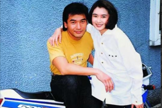 一次，方中信和莫可欣同居12年后，他说:“我暂时不想要孩子，你先吃药避避吧。”莫