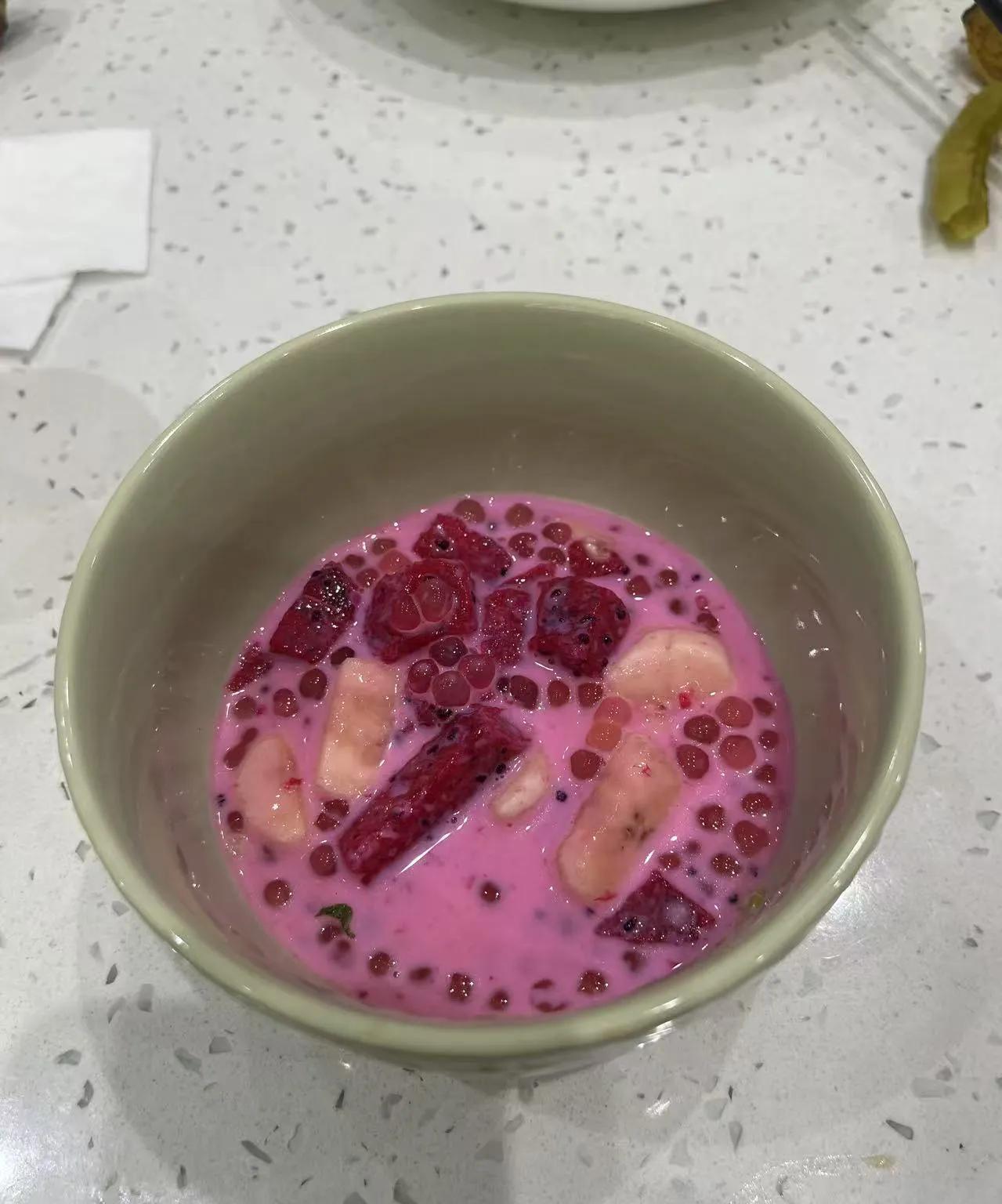 安利拉我去品尝美食，又在推销他们的天价锅了。大家看看，这美食，不用安利的锅难道做