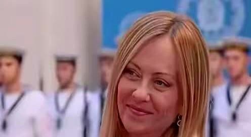 梅洛尼就是个内心丰富、感情细腻的大情种，她的一颦一笑，一言一行总能惹来无数CP联