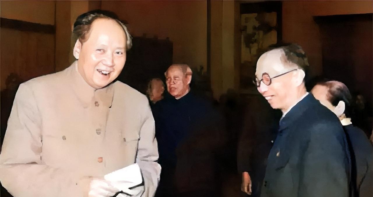 1962年，毛主席在中南海接见了末代皇帝溥仪，谈笑间，毛主席突然问道：“你们清朝