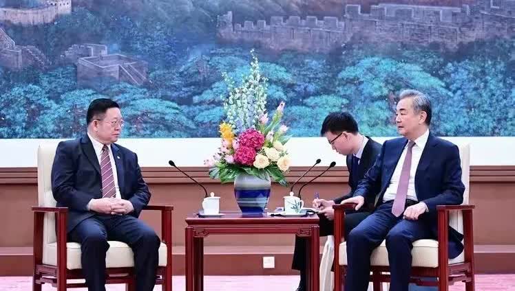 柬泰冲突，东盟秘书长高金红来了。
王毅外长第一句话：“定性”冲突的根源，“柬泰