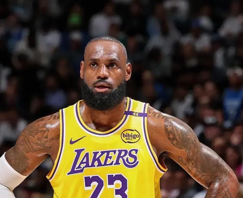 詹姆斯是NBA有史以来最伟大的球星之一，他的成就无人能比，吕布见了都得绕道走！