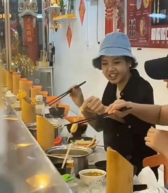 近日，一组照片在网上引发热议，照片中的主角竟是Lisa，可不少人第一反应都是：“