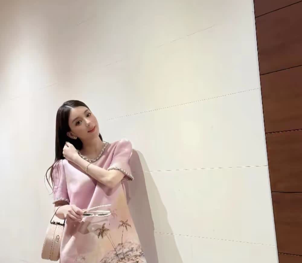 郭富城小22岁妻子方媛分享穿搭，与郭富城参加活动时宽松装扮引发怀三胎猜测。她笑容