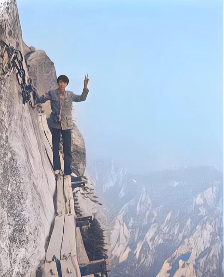 你敢想象，30年前是这样爬华山的？当时的华山山势高峻且陡峭，如同悬崖一般。山峰上