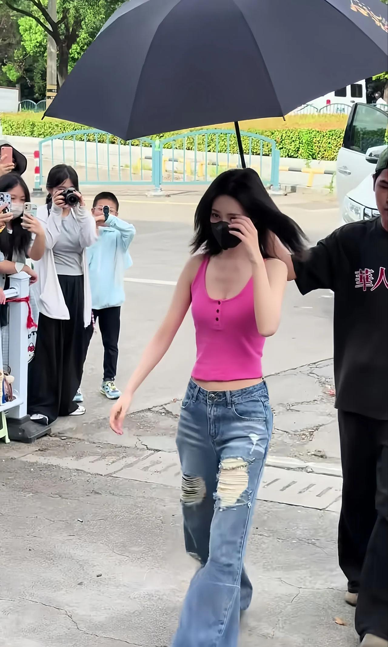 助理打伞很正常啊，就是太瘦了，平时是不是什么都不敢吃啊[微笑]