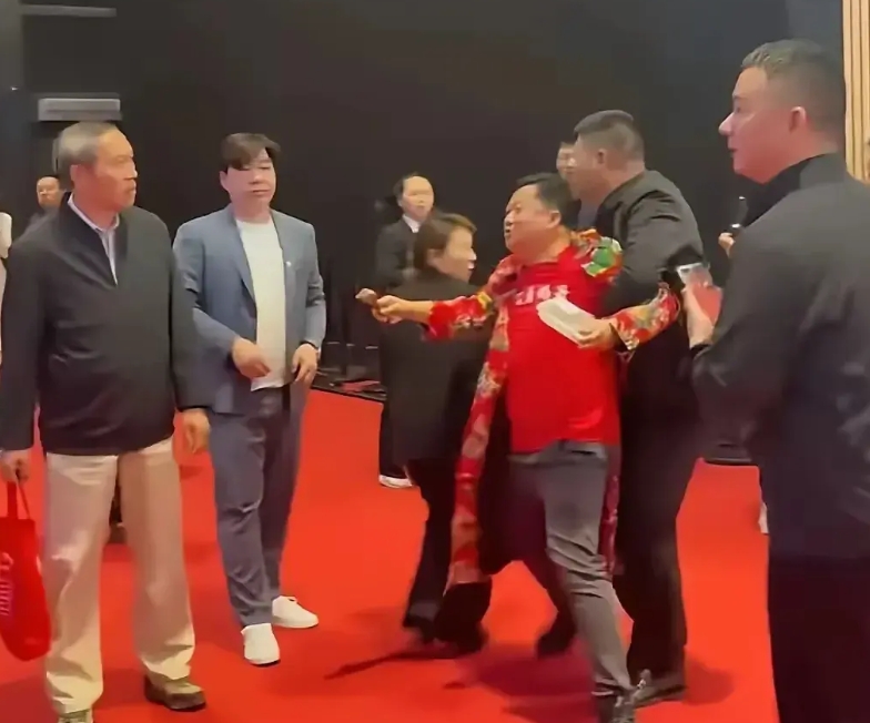 “卤鹅哥”团队怎么呢？
难道你不知道中国有句俗话说的“一二再，再二三”吗？你硬闯