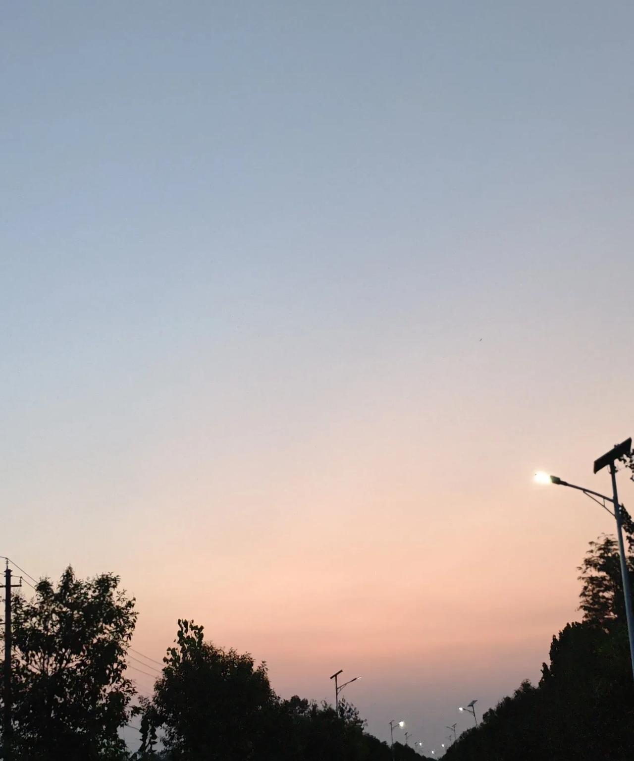 自给自足本是常态，做人首要学会自爱，他人之爱只是锦上添花，有人爱更好，没有也亦淡