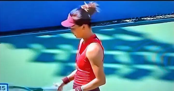 袁悦被1-2逆转出局，
女单压力全部给到王欣瑜。
2025年美网公开赛第二天，