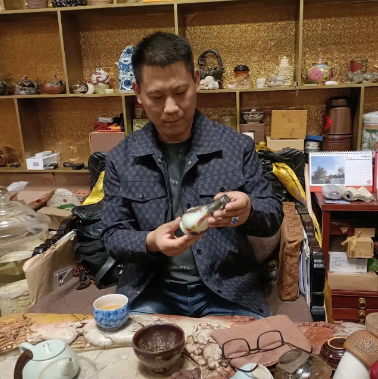 我亲叔，35岁之前一直碌碌无为，连儿子的学费都是借的，就喜欢呆家里看武侠小说，后