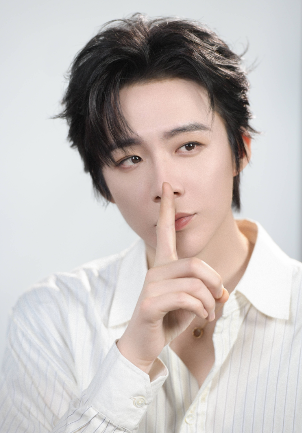 刘宇宁直播时被私生打电话：一句“习惯了”，道尽多少无奈与辛酸