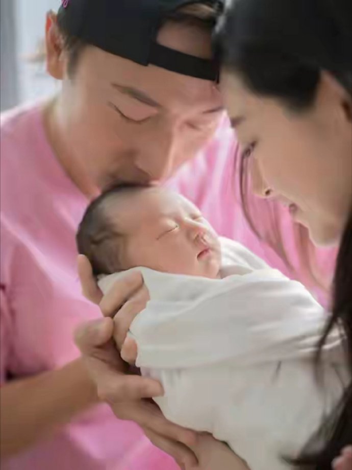 45岁港星方力申开演唱会罕晒三代同堂全家福，太太产后正面照曝光 ​​​