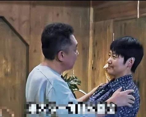 郭德纲相声中的“谦嫂”，现实中的白慧明谈丈夫于谦。
谦嫂与谦哥是1999年拍戏时