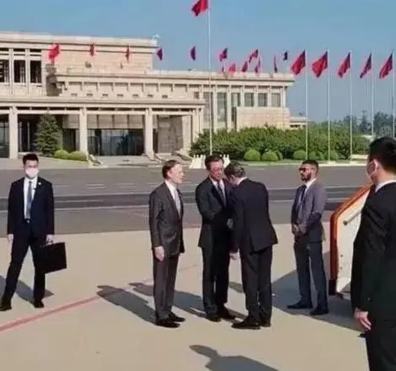 现在咱们中国接待美国那些大人物，不再像以前那样铺红毯了，改成了划红线。这一变，其