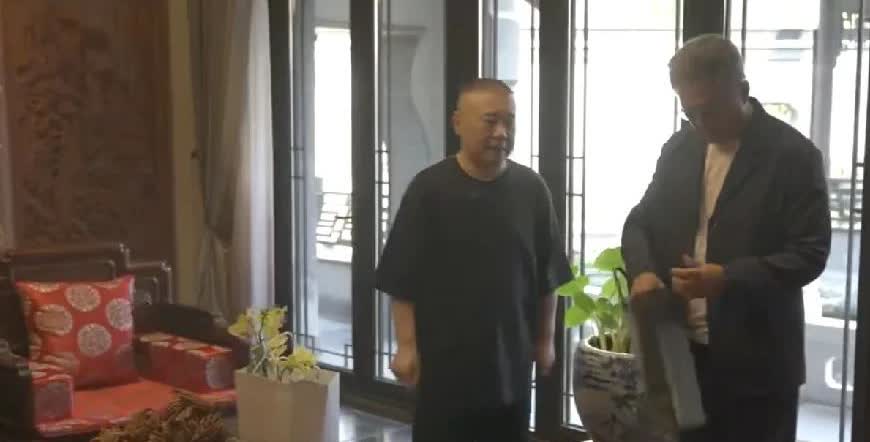 湾湾综艺教父王伟忠从北京驱车两个多小时到达天津，去拜访郭德纲老师。

王伟忠