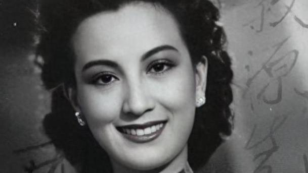 一句“验血”把她彻底逼疯，后被画家骗财骗色，如今照片卖218万