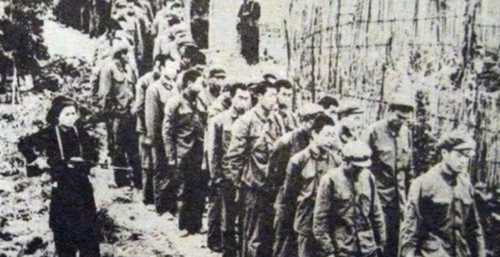 1979年，俘虏交换后，200多名战士终于回到祖国。他们刚刚跨过边境线，广州军区