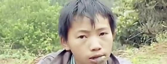 2006年，广西6岁男孩父亲意外离世，母亲弃他而去，他靠吃野菜为生。未曾想，14