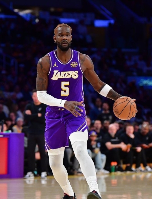 湖人队宣布，德安德烈·艾顿（右膝挫伤）将缺席今晚对阵爵士队的剩余比赛