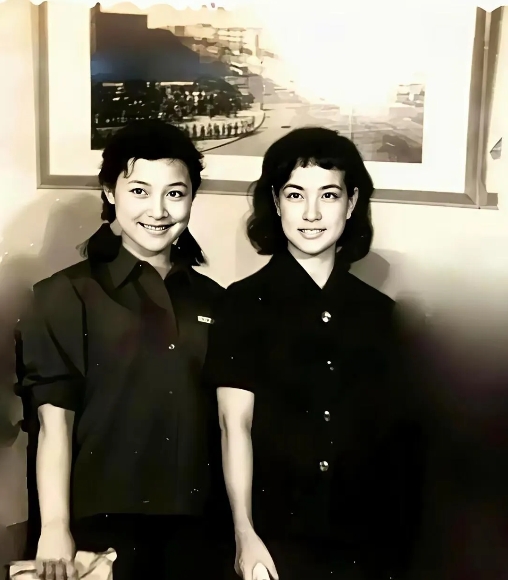挖到1979年《小花》珍贵幕后！唐国强化身摄影师，镜头定格刘晓庆、陈冲两位“妹妹