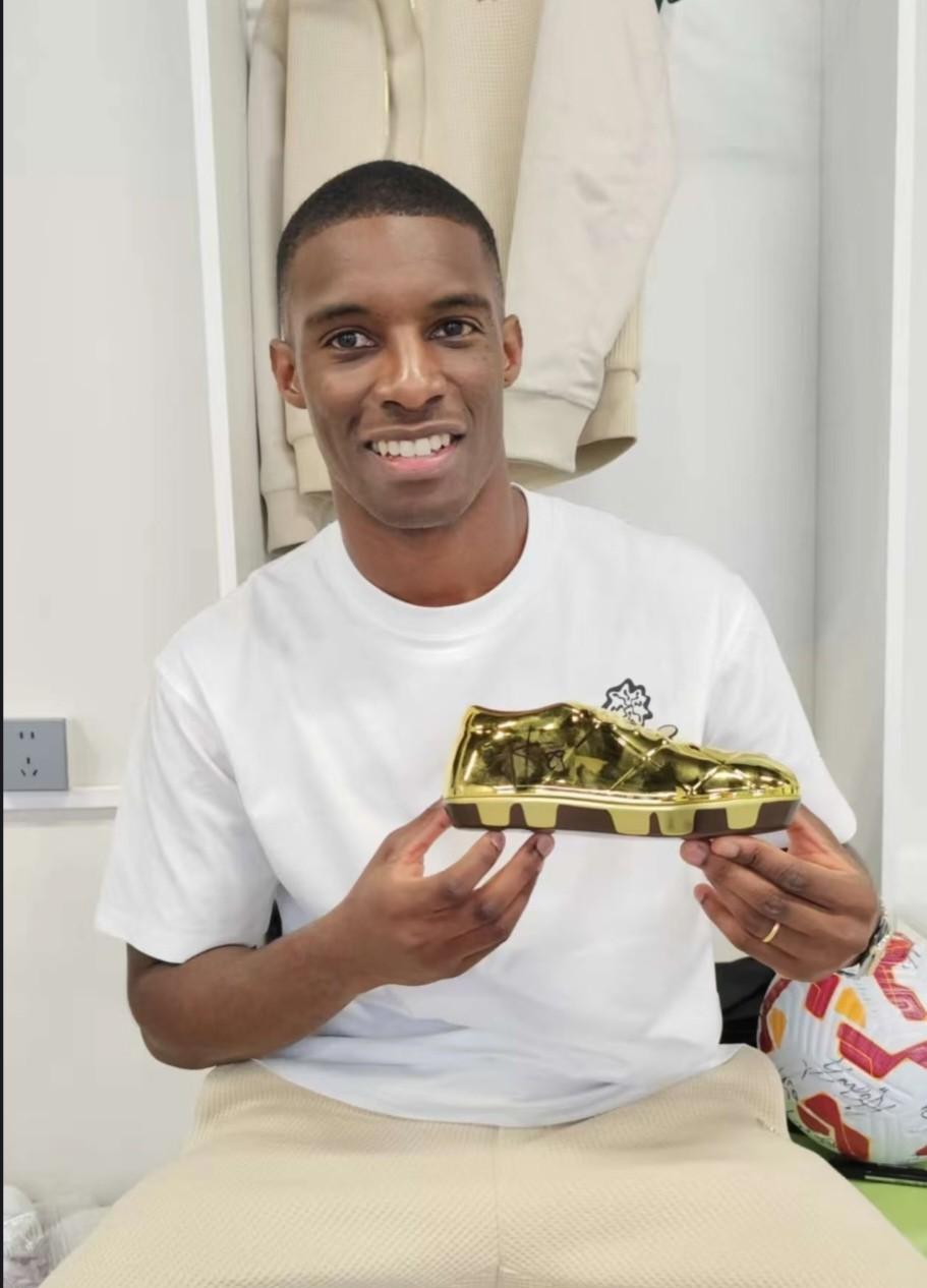 拿到金靴后的法比奥！
中超收官法比奥荣膺联赛最佳射手，这个荣誉对于法比奥来说确实