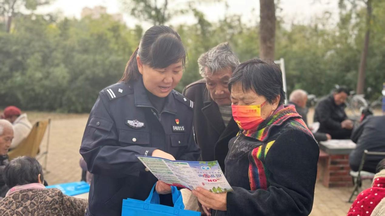 重阳话禁毒 公园护“夕阳”