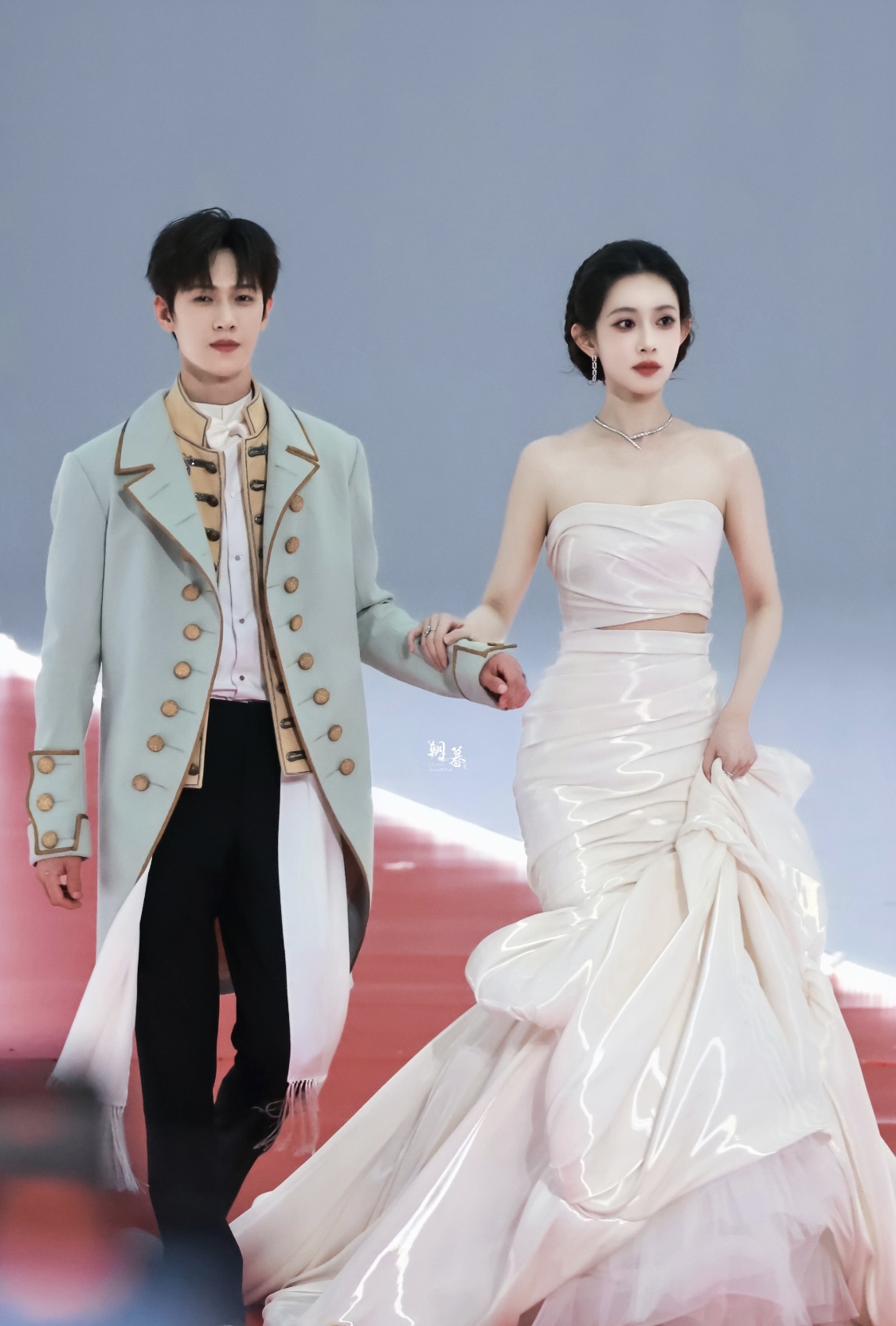 哇塞！“昀牵孟绕”合体太甜了吧？