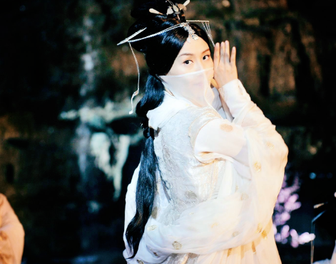 公元前108年，汉武帝下朝，就跑到李夫人的寝宫。汉武帝掀开被子，说：“朕想死你了